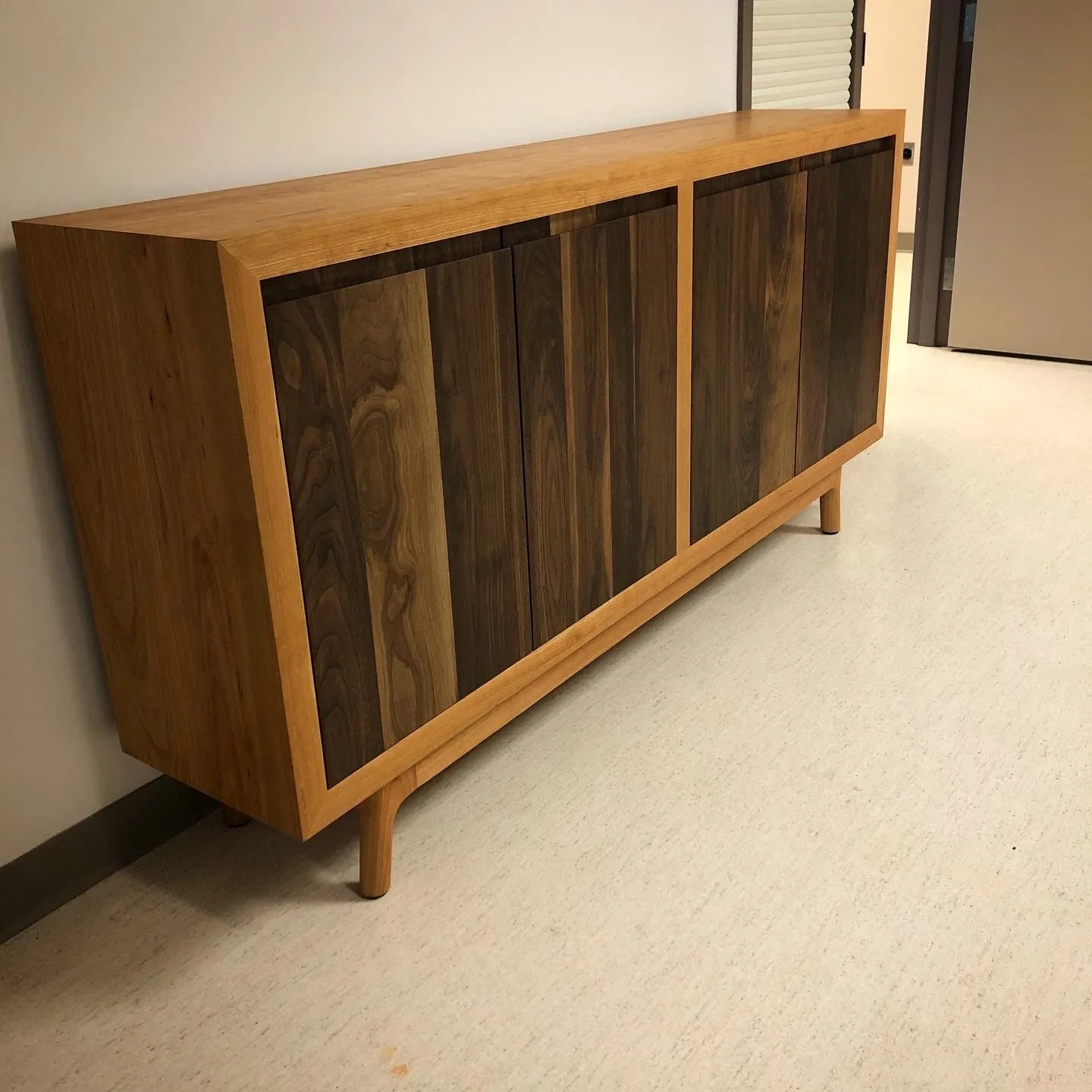 Low credenza in cherry and walnut